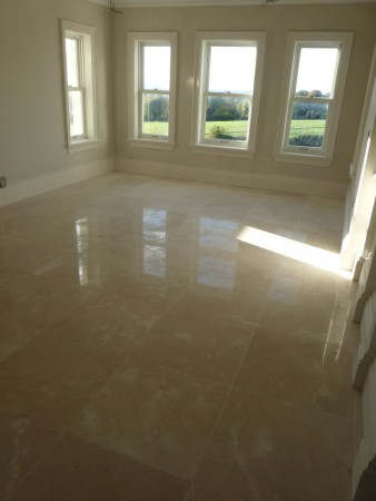 Gran proyecto revestido con piezas de Crema Marfil select 60x60x2